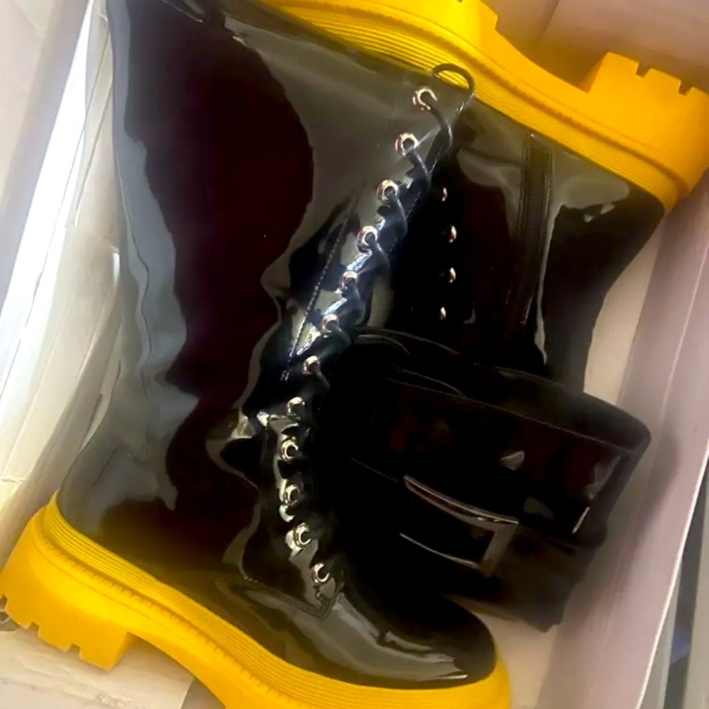 Boots black and yellow